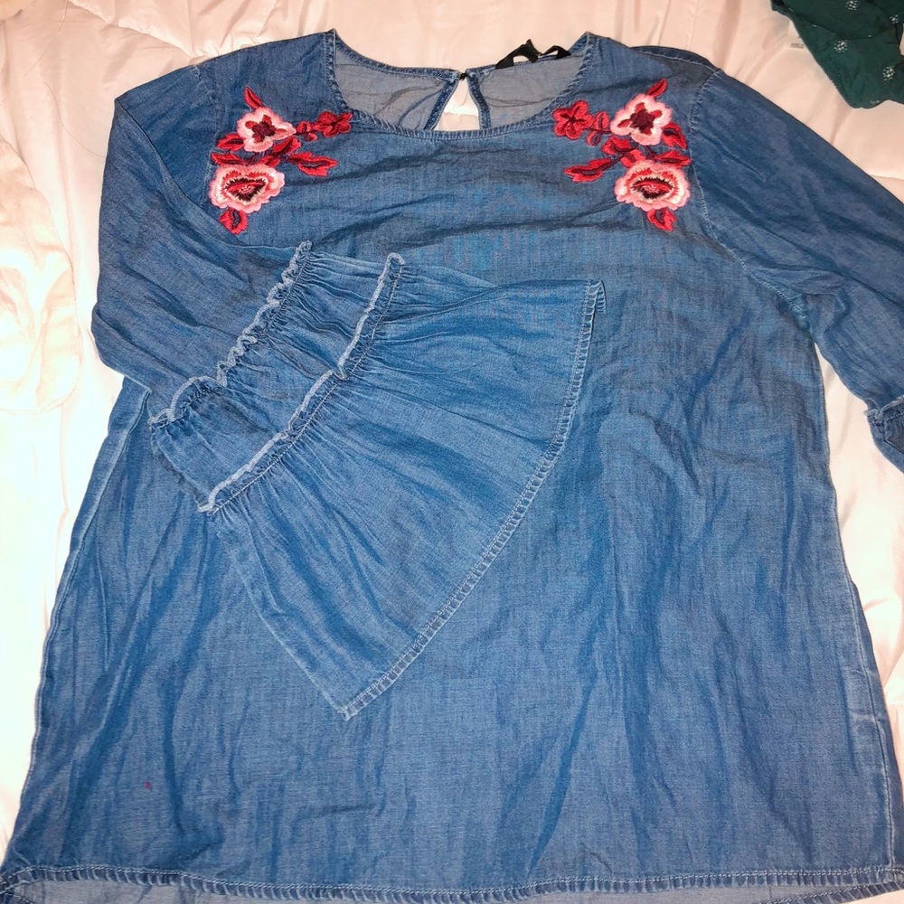 Denim bell sleeve floral shirt!